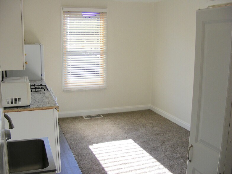 Building Photo - 115 N Park St