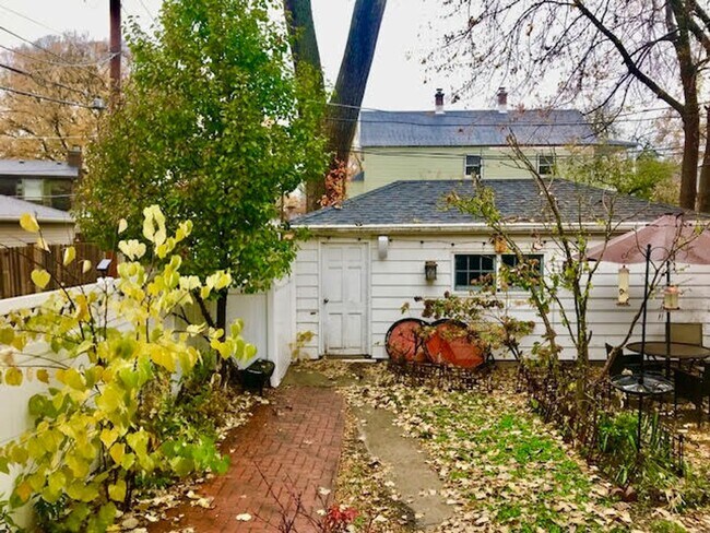 Building Photo - Fully Furnished Beautifully Restored Vinta...