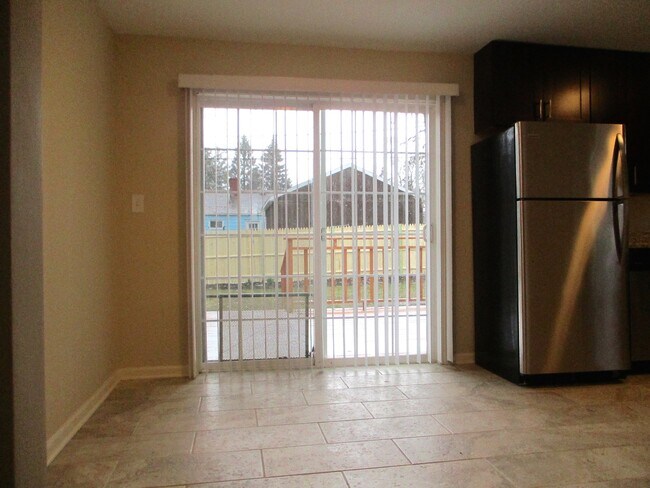 Building Photo - 448 Midway Dr