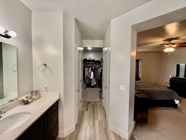 Building Photo - Lovely Pet Friendly 3-BR + Office in Sage Canyon