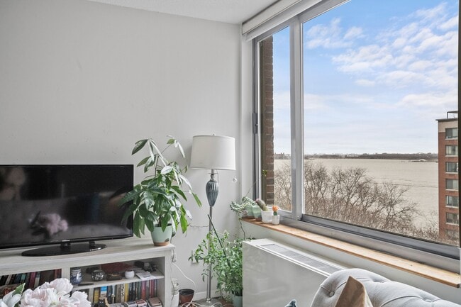 Building Photo - 2 S End Ave