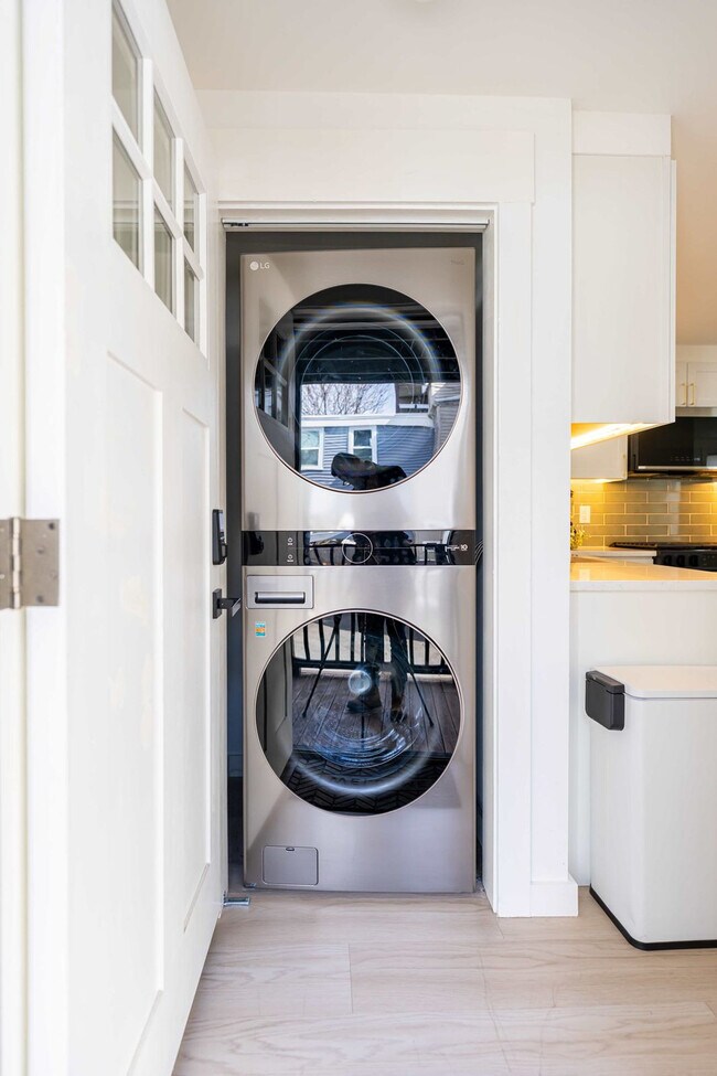 Building Photo - 42 White St Pl