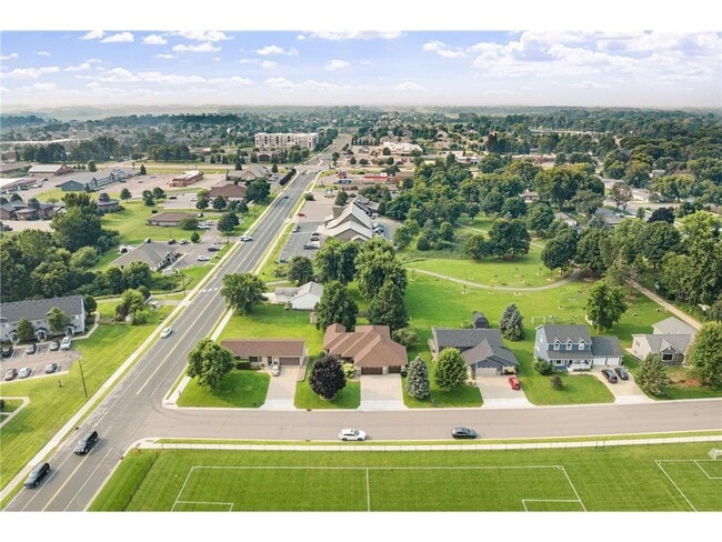 Building Photo - 1008 3rd St NE