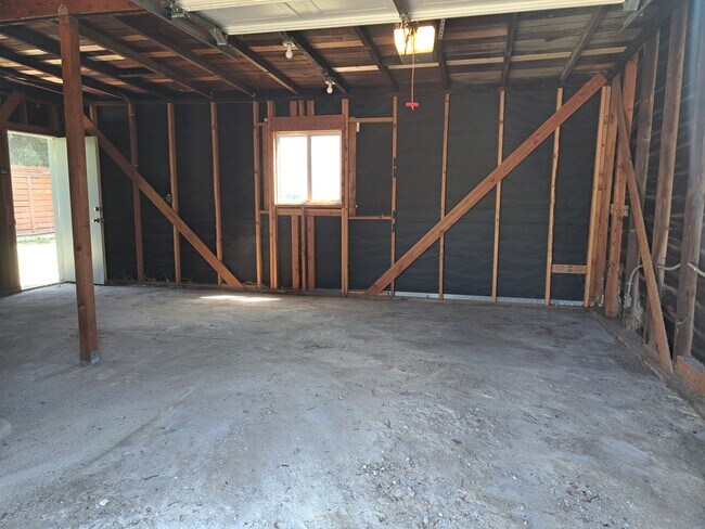 Building Photo - 124 N Lincoln St