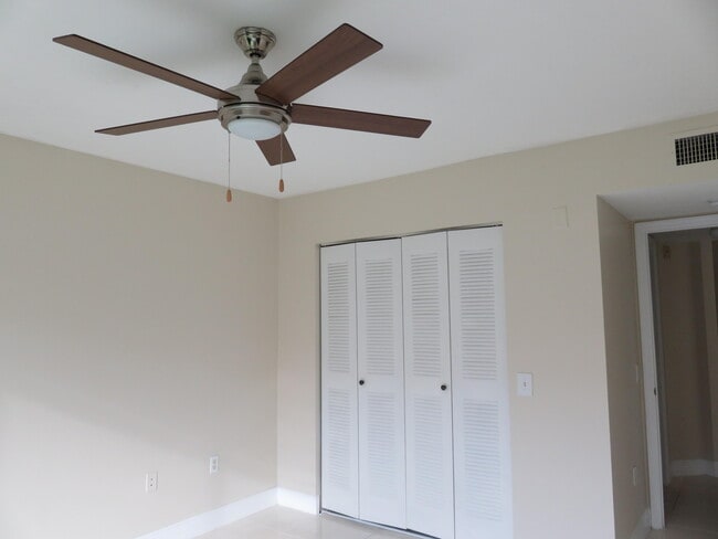 Building Photo - 1103 Villa Cir