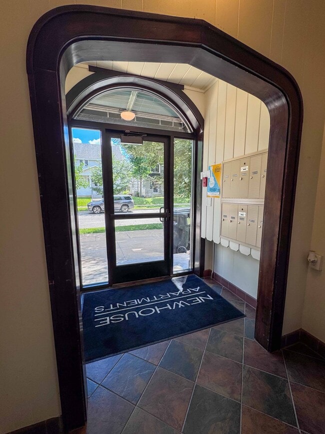 Building Photo - Newhouse