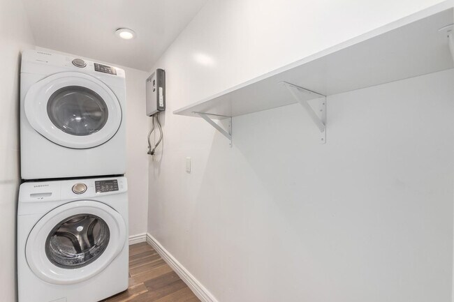 Building Photo - 1100 W 12th St