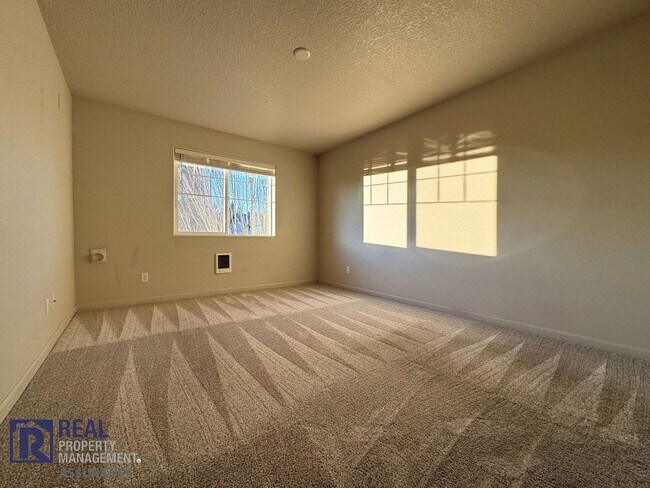 Building Photo - Beautiful 3 Bedroom With Utilities Included! MOVE IN READY!