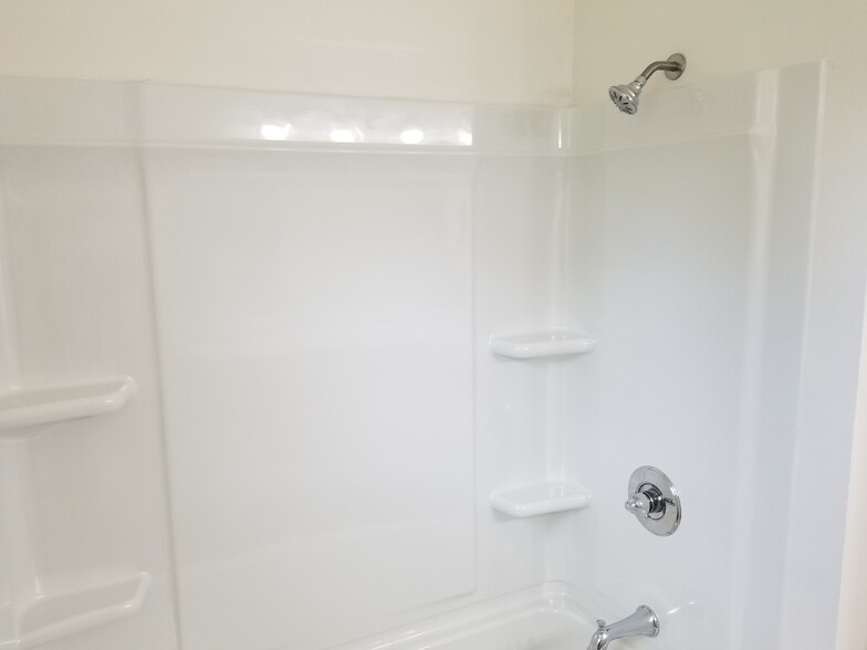 Full bath upstairs - 1445 Toshiba Drive, #B
