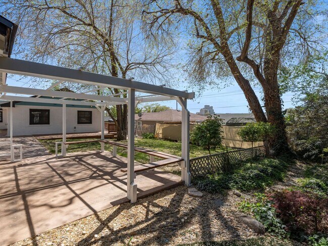 Building Photo - 2 bed, 1 bath with built in office near UNR