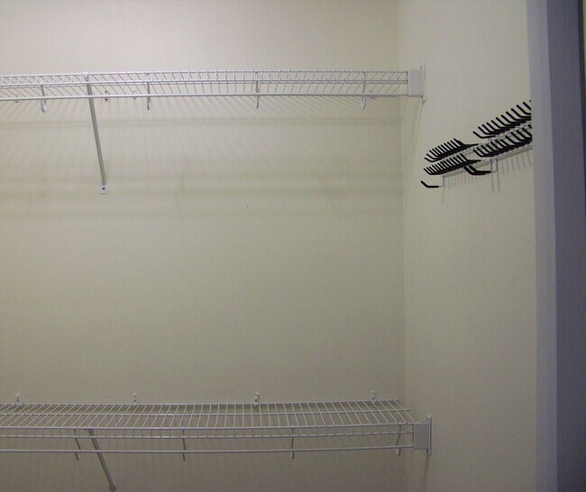 Building Photo - Beautiful 4-Bedroom Home - Heather Oaks