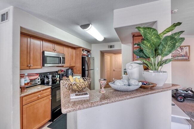 Building Photo - Gated community with pool and spa 2 bed 2 ...