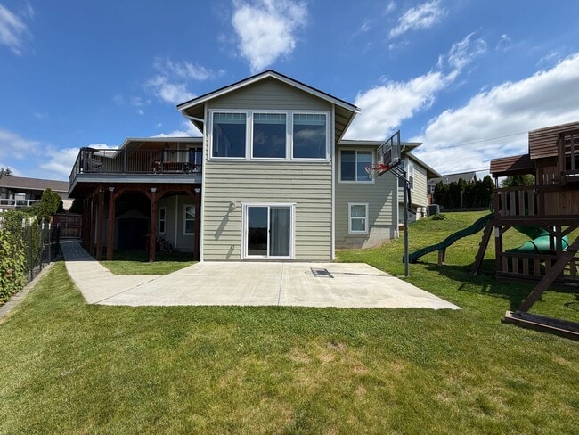 Building Photo - Whiskey Ridge View Home | 5 Bed + Bonus Living Space with Olympic Mountain Views