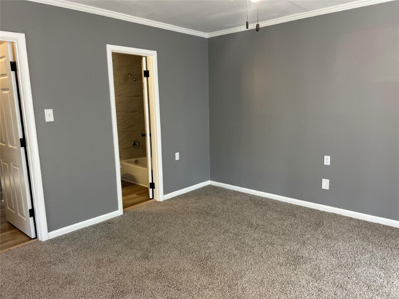 Building Photo - 3653 Cloverdale Rd