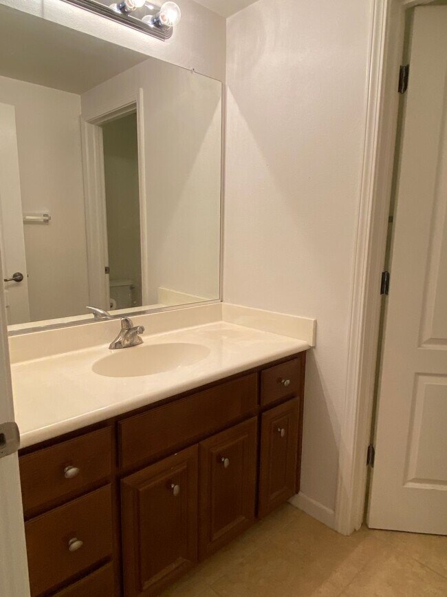 Building Photo - San Ramon Gale Ranch Townhouse 3BD/2.5BA with 4th Room for Office Loft! Community Pool Included!