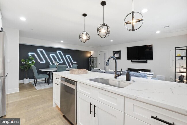 Building Photo - 616 Quebec Place NW