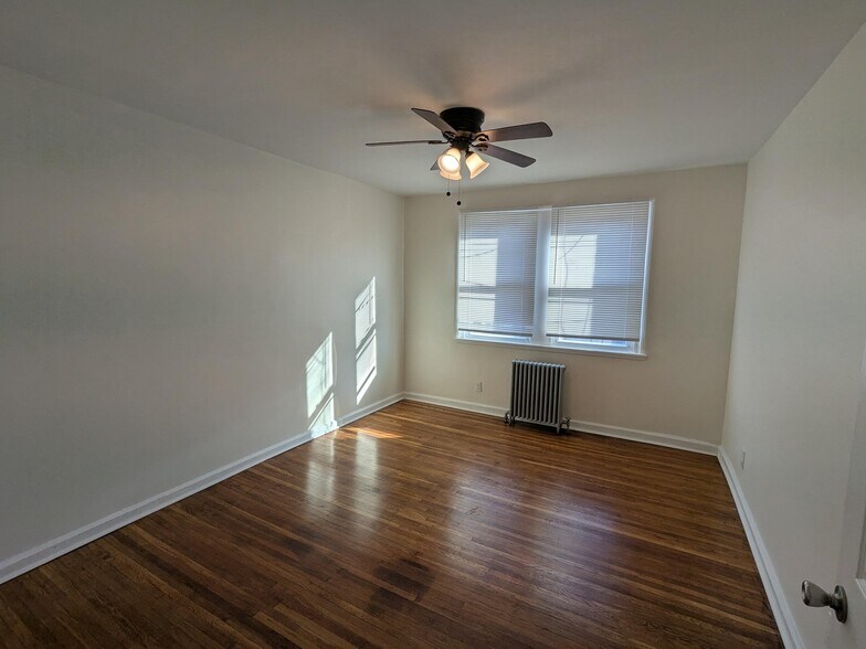 Bedroom - 334 E Essex Ave