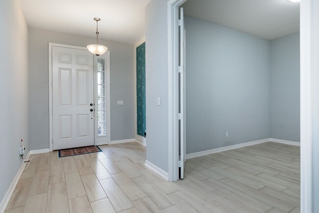 Building Photo - AMAZING 3/4 GORGEOUS HOME IN GATED COMMUNI...