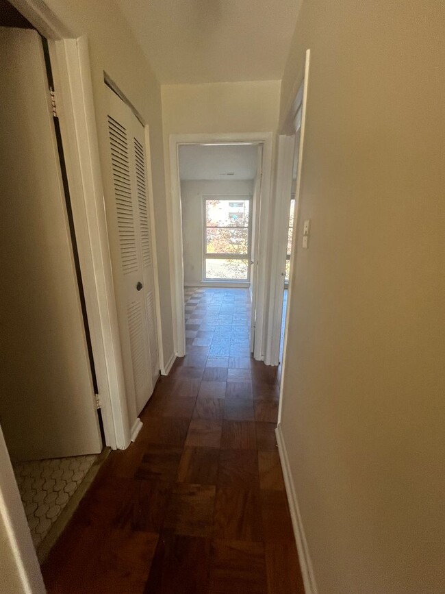 Building Photo - Charming 2 BR/1.5 BA Condo in Silver Spring!