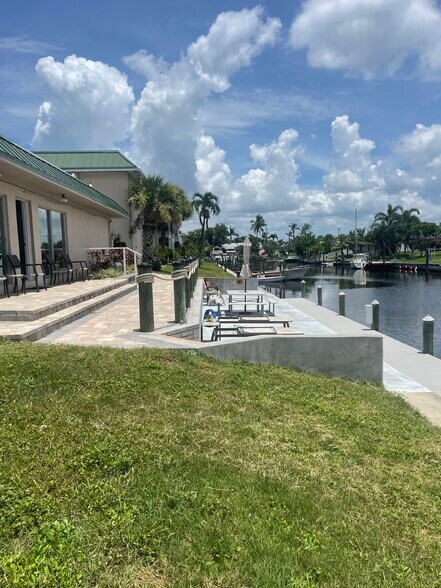 Building Photo - 3907 Del Prado Blvd S