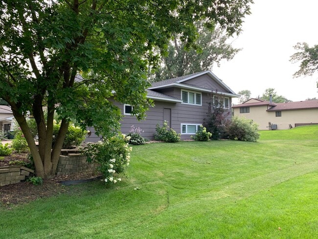 Building Photo - Beautifully Landscaped Split-Level Home