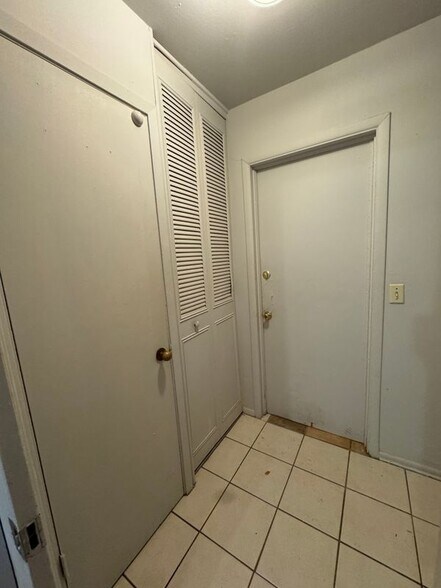 Building Photo - 9131 Port Hudson Dr