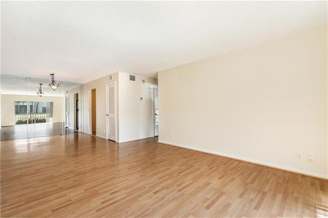 Building Photo - 6223 Bay Club Dr