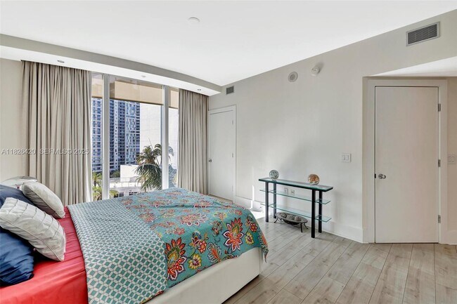 Building Photo - 333 Las Olas Way