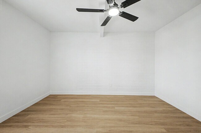 Building Photo - Gorgeous 2 Bed + Bonus Room | Large Private Yards | Resort Pool | 8 Weeks Free Rent!
