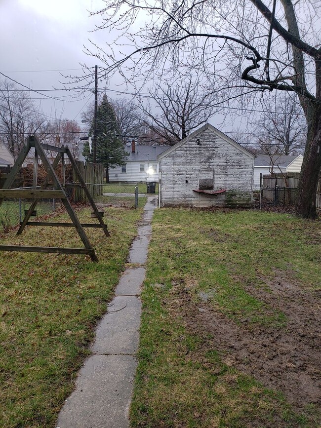 Building Photo - 2 Bedroom near McMillen Park