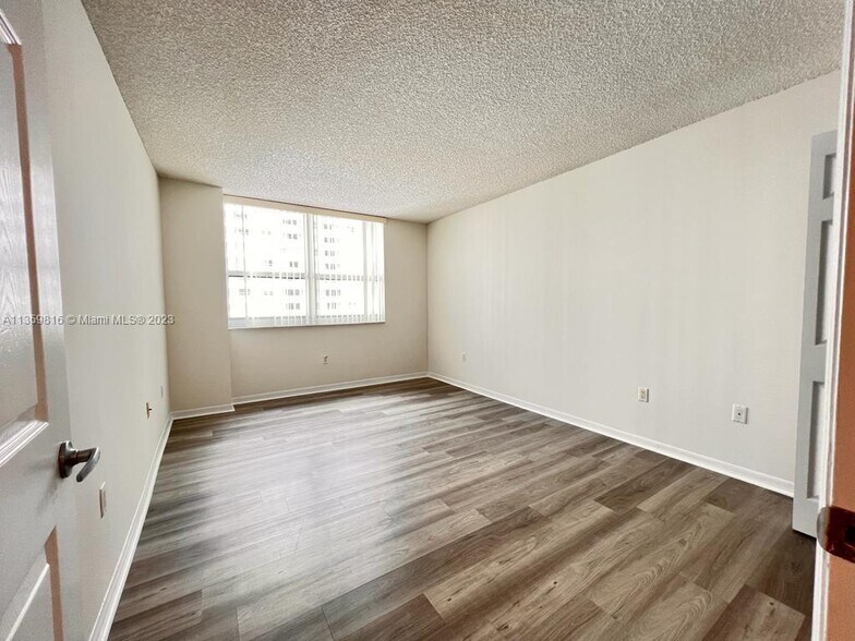 Building Photo - 1155 Brickell Bay Dr