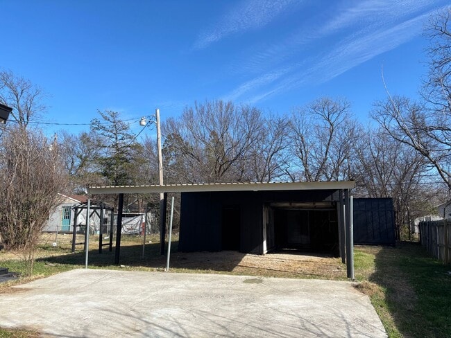 Building Photo - Newly Renovated 2 Bedroom