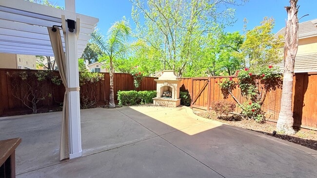 Building Photo - Gorgeous Two (2) Suites--- Executive Style 2BD/2.5BA + Loft, Two-Story TH at The Lake at Canyon L...