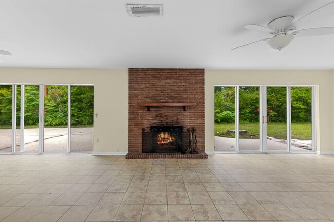 Building Photo - Affordable Remodeled Home near UF Campus