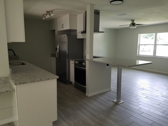 Building Photo - 3/2 NORTH WEST BRADENTON