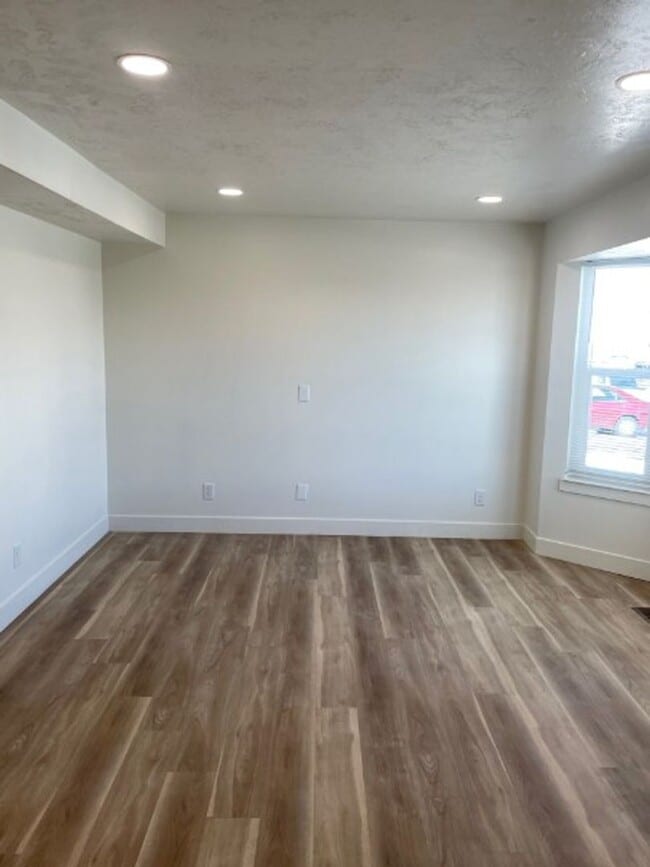 Building Photo - Twin Home with a 3-bedroom 1.5 Bath and Fenced Backyard