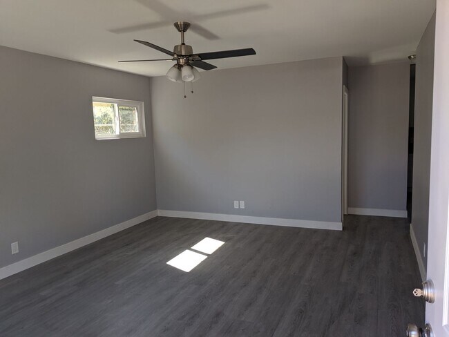 Building Photo - Stunning 2 Bedroom 1 Bath Home in a Private Oasis!