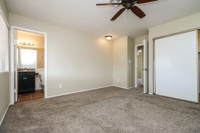 Building Photo - 811 E Hillview Cir