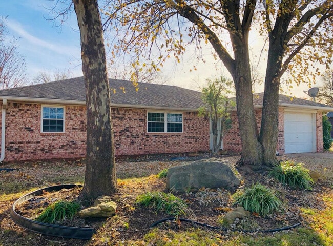 Primary Photo - 1203 E Pecan St