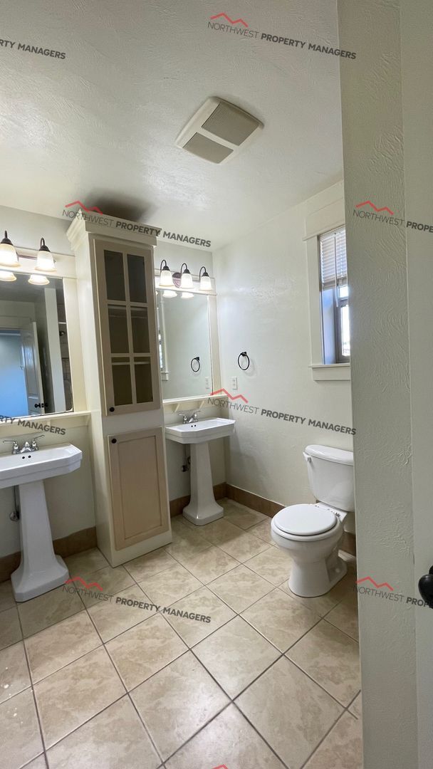 Building Photo - r223a