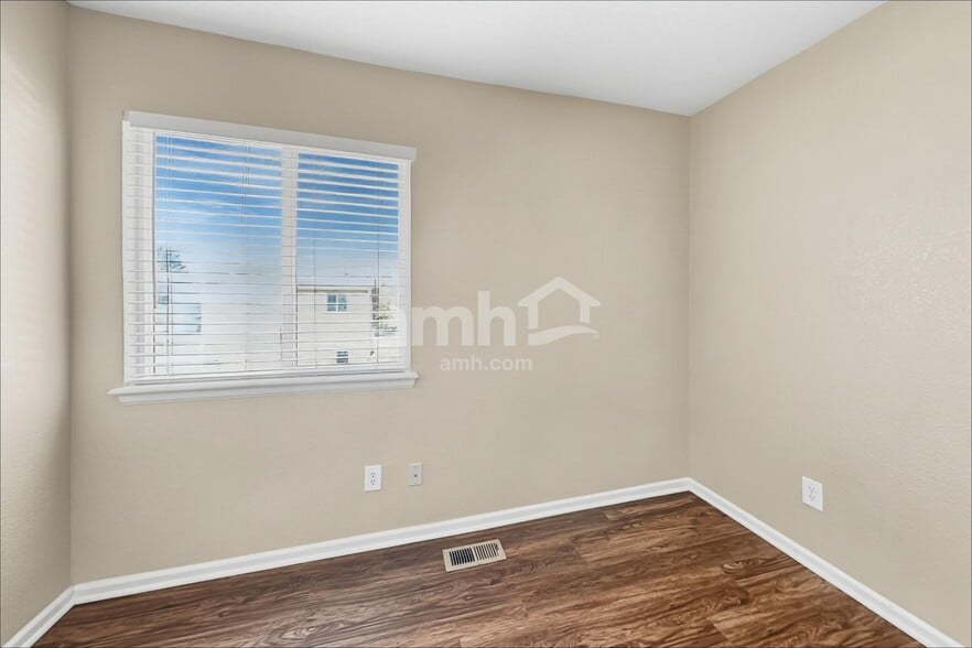 Building Photo - 4995 Fundy St