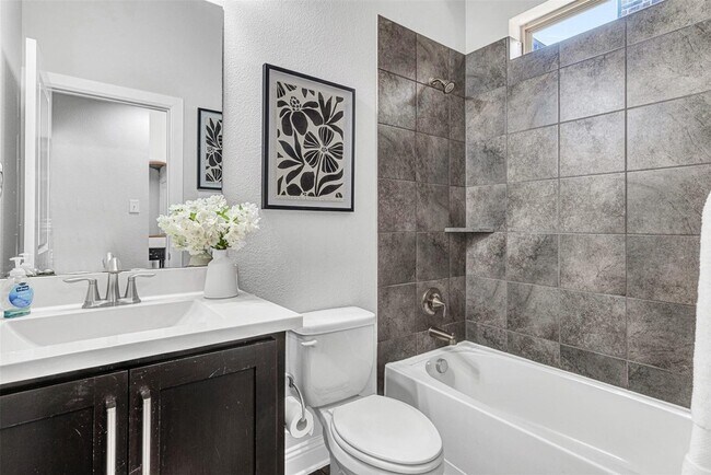 Building Photo - 3613 Gloucester Rd