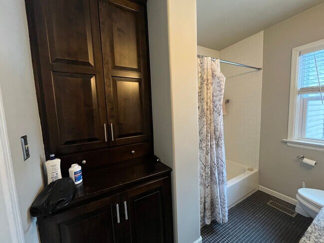 Building Photo - Beautifully renovated Midtown charmer