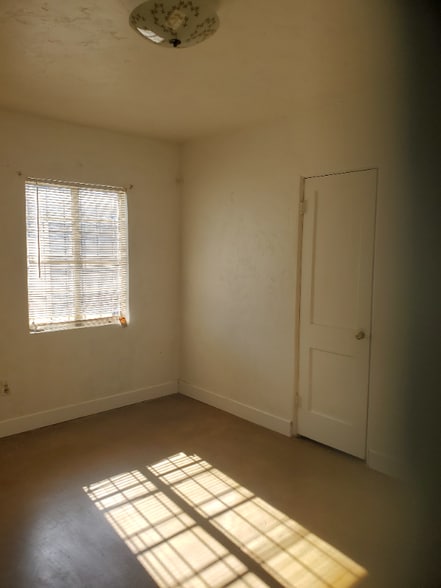 Building Photo - 2328 W Orange Dr