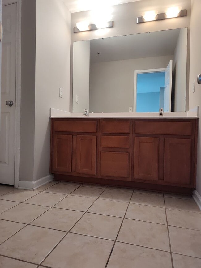 Building Photo - Move in Ready Condo located in The Renaiss...