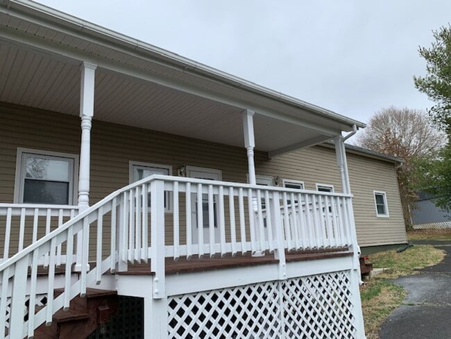 Building Photo - Two bedroom one bath close to law school