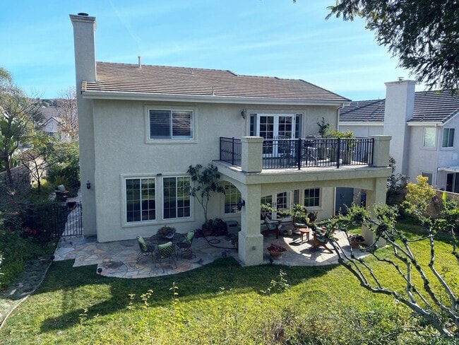 Building Photo - Private Courtyard Entry & Expansive Backyard Oasis