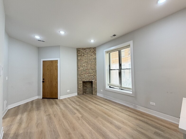 Building Photo - 452 W Belden Ave