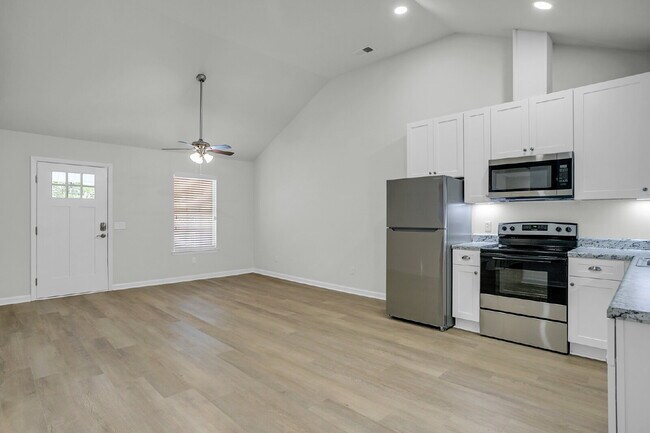 Building Photo - Updated Duplex on quiet street close to downtown.