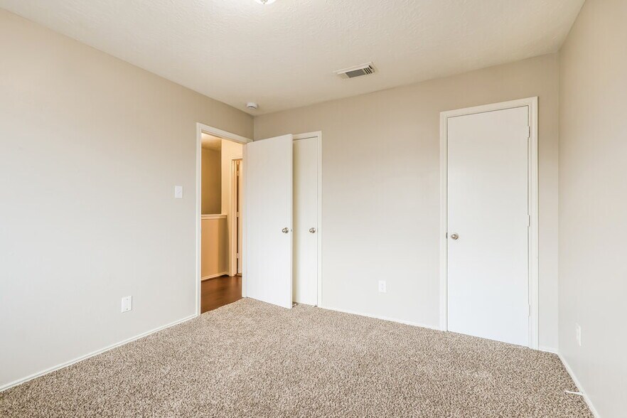 Building Photo - 21818 Hemlock Park Dr